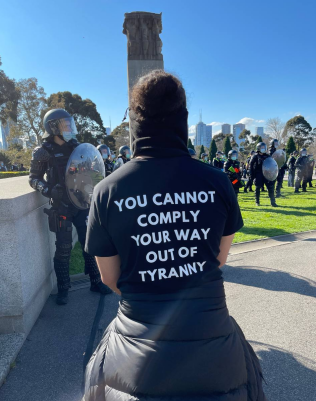HexAxion's tweet photo. #earthquakemelbourne The real earthquake is those that are waking up to corruption and knowing this is a never ending cycle. Hero #tradies finally standing up. Say no to liars and fake health advice! https://t.co/kjTLrgD1Du