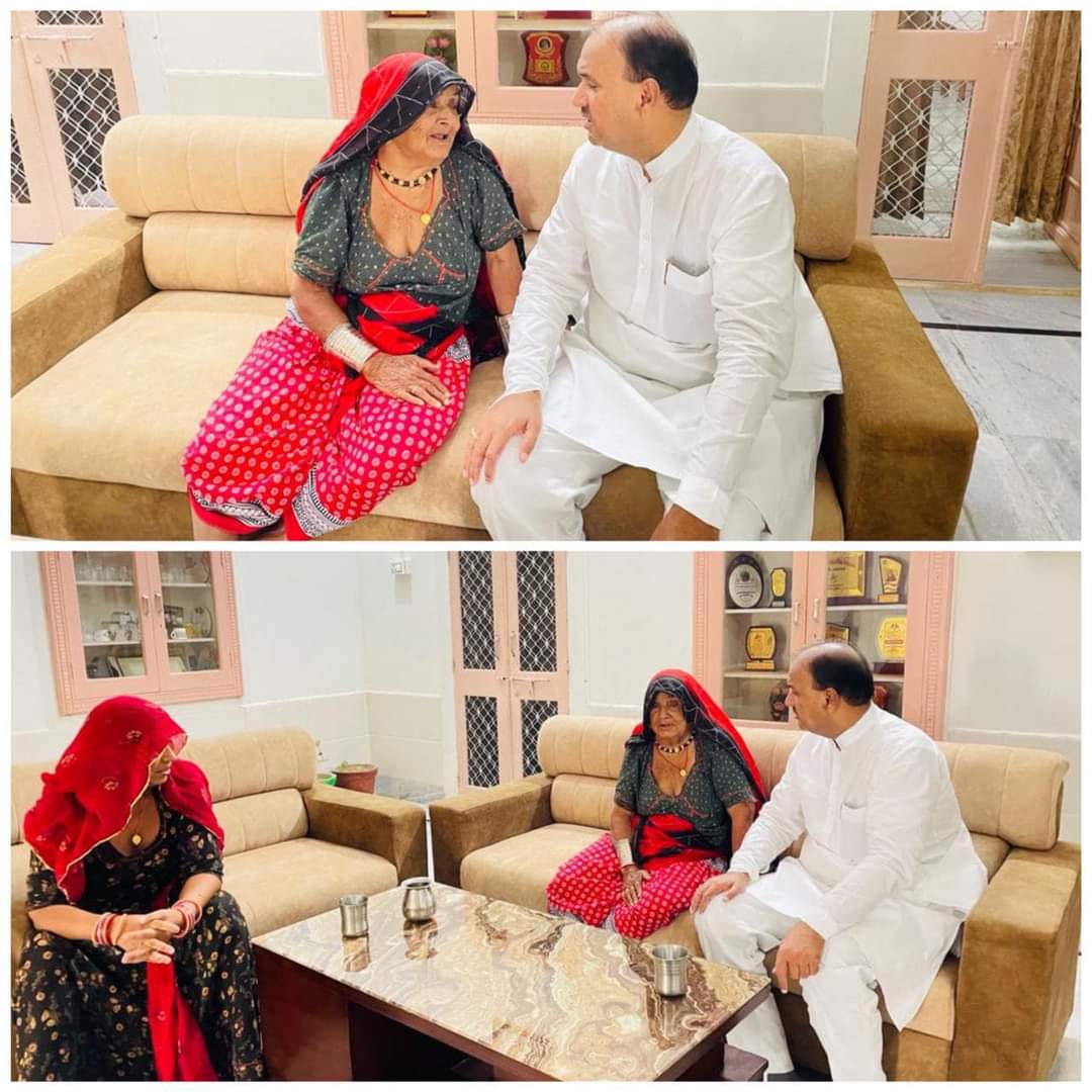 Rakeshparihar00's tweet photo. बहूत ही शानदार तस्वीर..माँ संसार का सबसे बड़ा तीर्थ स्थल है, माँ के आँचल में सबसे बड़ा सुकून मिलता है, माँ से बढकर ओर कुछ नहीं है। 
आपकी ये तस्वीर ओरों को प्रेरणा देगी कि अपने माँ बाप से अथाह प्रेम रखें, उनका ख्याल रखें
प्रेरणादायक तस्वीर ओर पोस्ट,
@KISHNARAM_MLA 
@sadrisandeep https://t.co/GyeH1dioWr