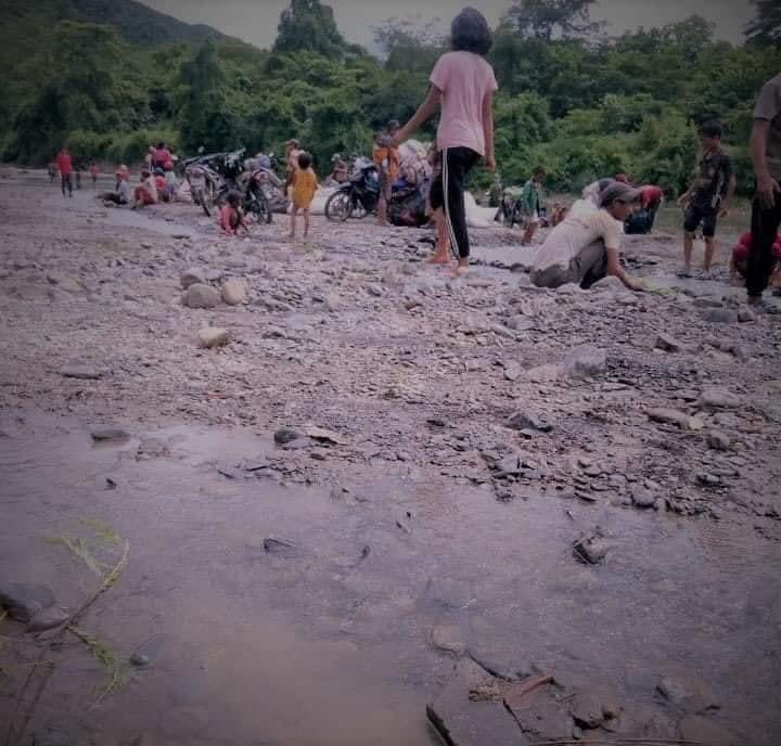 Satawm villagers in Falam Township, Chin State, on the India-Myanmar border, have been forced to flee their village and take refuge in Mizoram. On 17 September, clashes broke out between junta troops and Chin National Defense Force.
Photo: Lal Sawm Lian
#WhatsHappenigInMyanmar