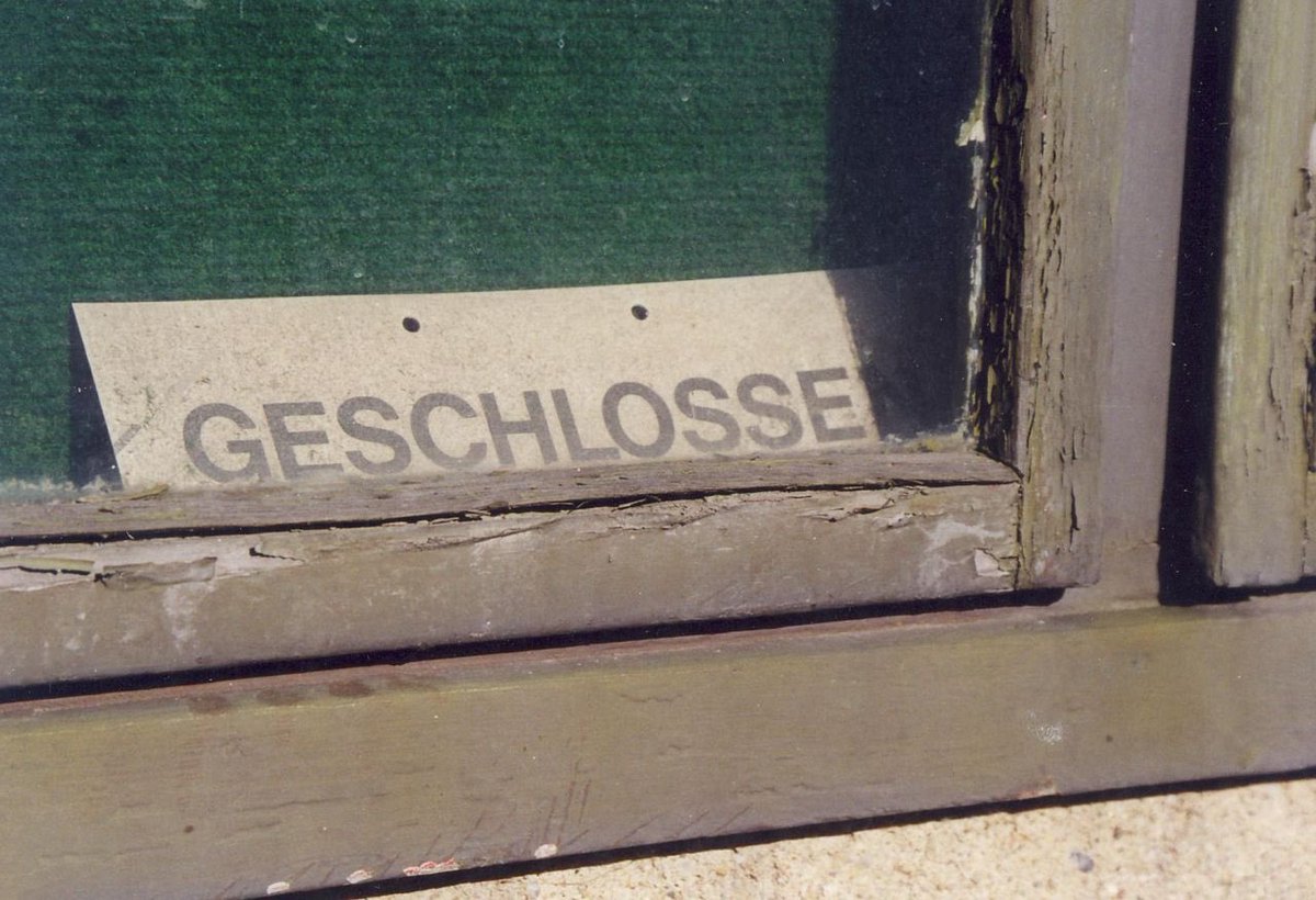 Followed by @MarcelT293 who throws fresh light on the issue of Ostalgie/Eastalgia by comparing it to nostalgia in West Germany based on his study of two German towns. zeithistorische-forschungen.de/1-2021/5930