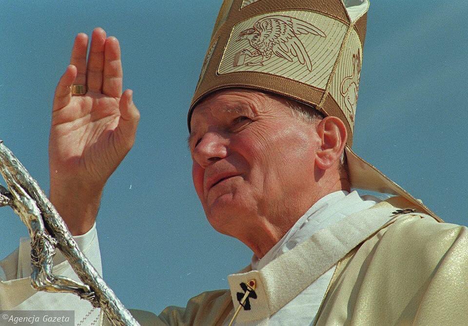 CaballerosJP2's tweet photo. #LaboremExercens: 40° Aniversario

“La Iglesia cree en el hombre: piensa y se dirige a él no sólo a la luz de la experiencia histórica, no sólo con la ayuda de los múltiples métodos del conocimiento científico, sino ante todo a la luz de la palabra revelada del Dios vivo… https://t.co/0xaMjKengm