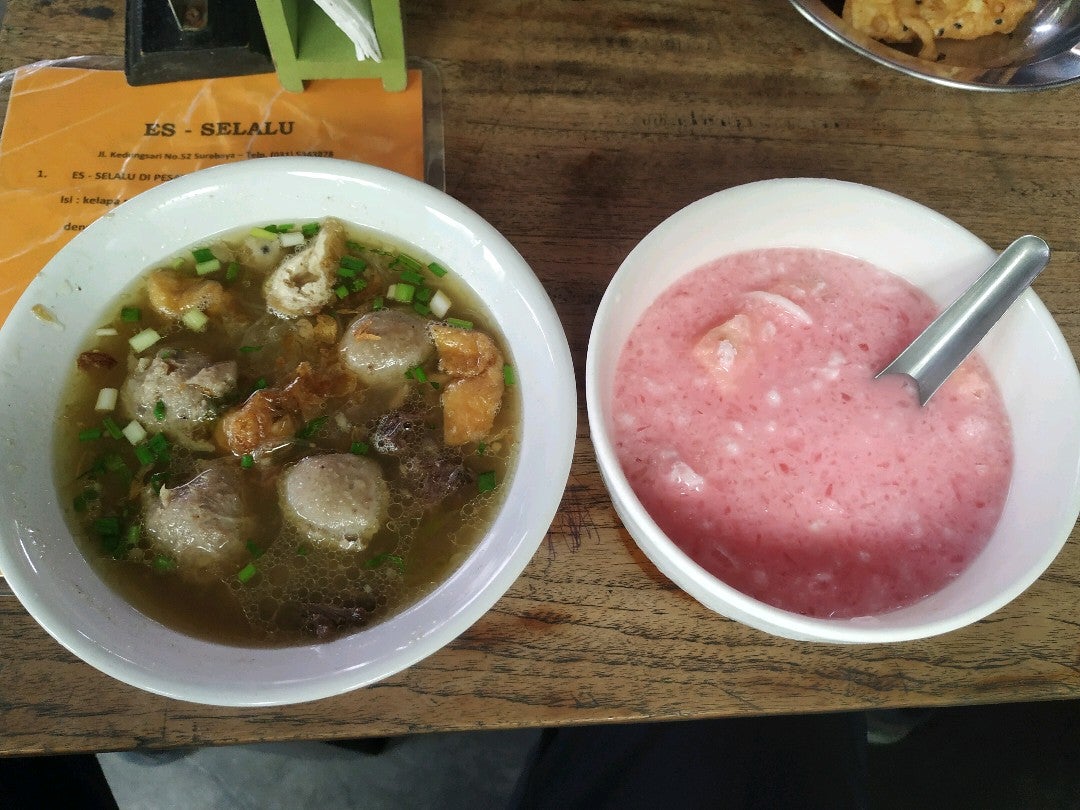 bakso campur dan es harus dipesan sirop merah (@ Bakso So'un &amp; Mie Ayam Mojopahit in Surabaya, Indonesia) swarmapp.com/c/7zObWzxyVzl