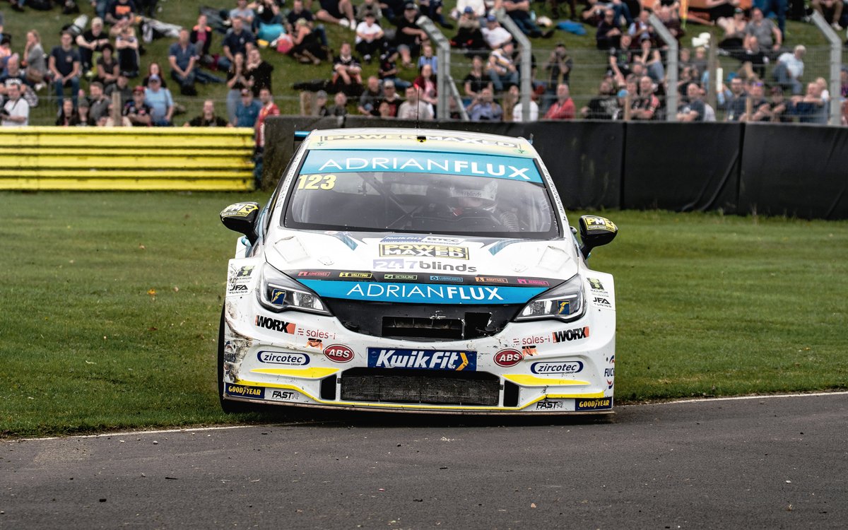 Dear Power Maxed Racing, you know how the brief was to get a good 'head-on' shot: Will this do?

PS. Please thank Daniel for turning right afterwards

#HeadOn #PowerMaxedRacing #DanielLloyd #VauxhallAstra #BTCC #AdrianFlux