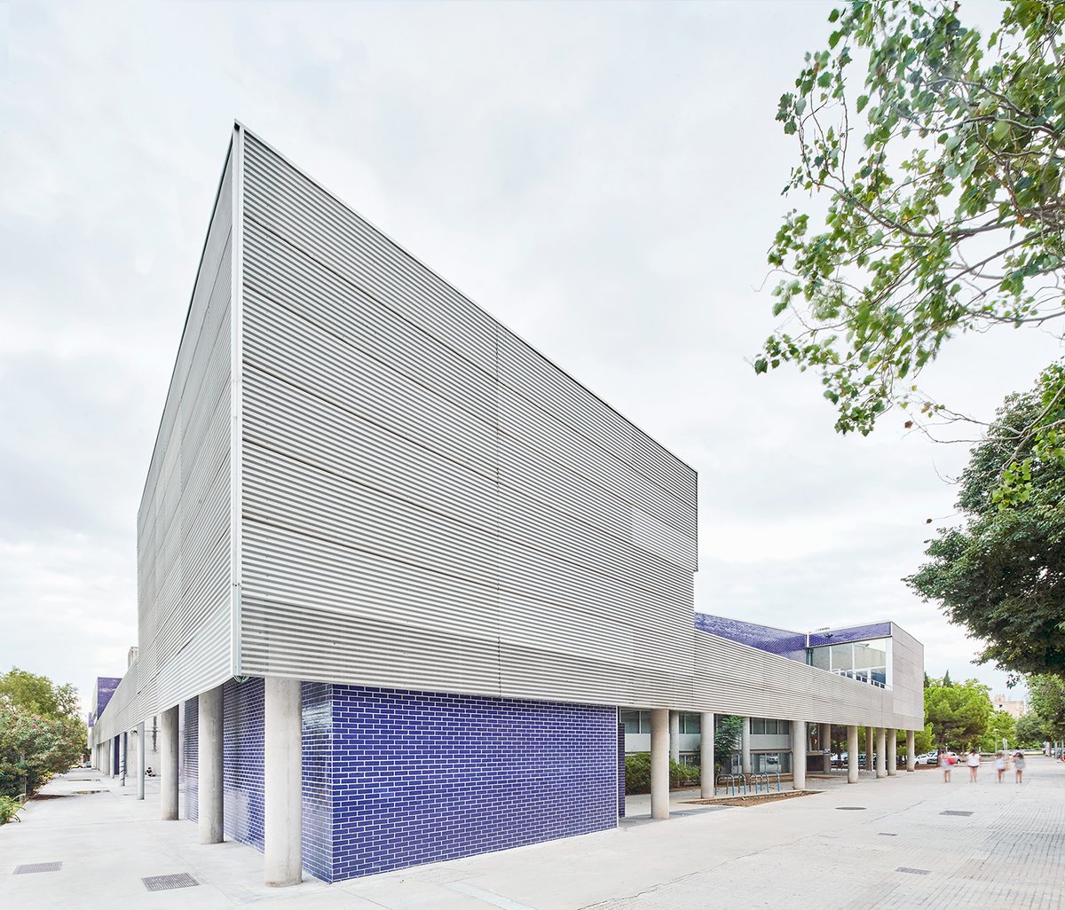 Hispalyt's tweet photo. #CollLeclerc, en su ampliación del Conservatorio Baleares, apostaron por un #ladrillo azul esmaltado, debido al buen estado del ladrillo azul original de 1998, y al fácil mantenimiento. Proyecto presentado al XV #PremioArquitecturaLadrillo @lapalomaceramic #miércolesenladrillado https://t.co/A149o5uT8f