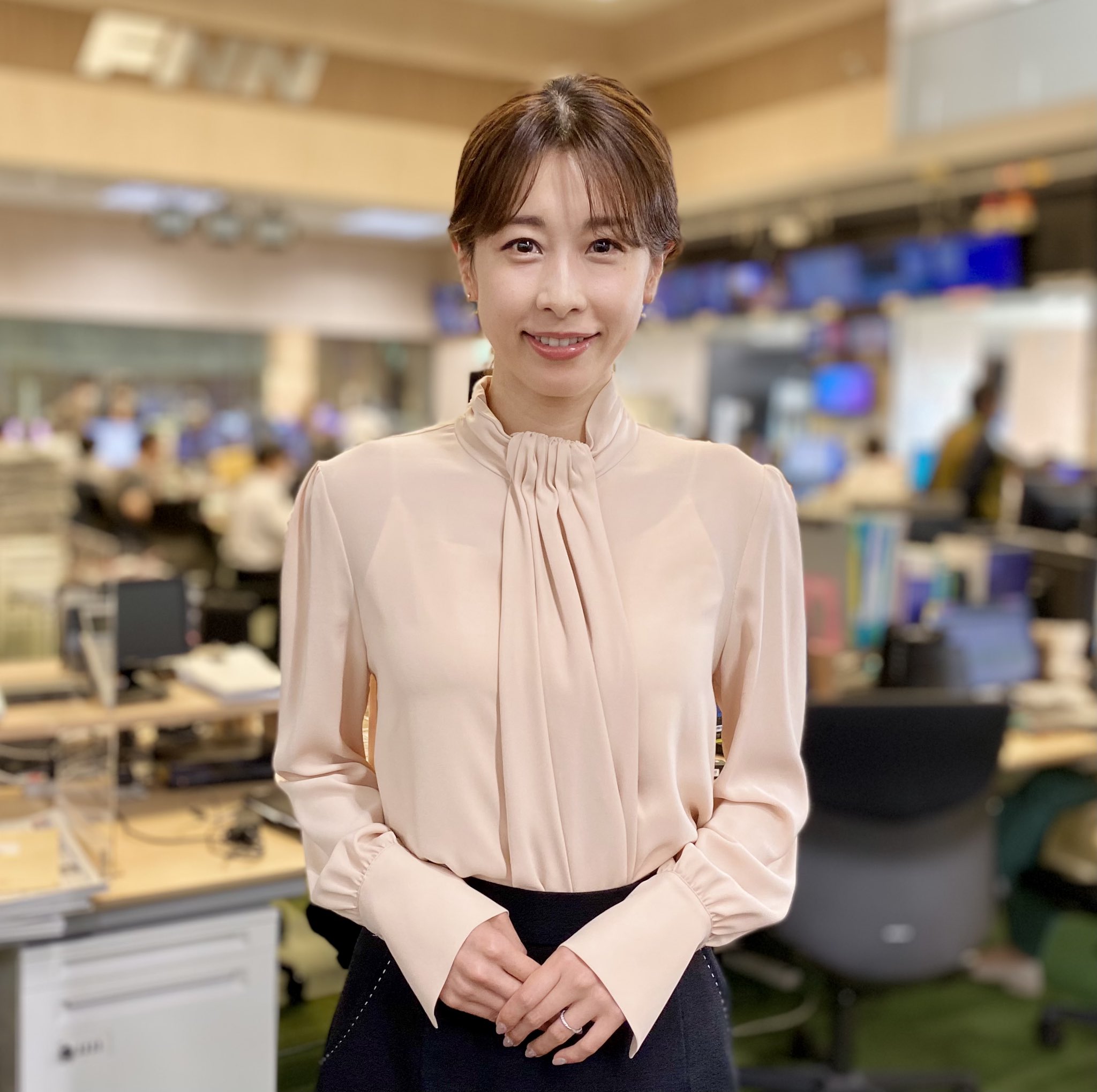 【極美品】加藤綾子アナ着用✨ANAYI 総柄 花柄 長袖 ブラウス 38 Fashion Express on X: 