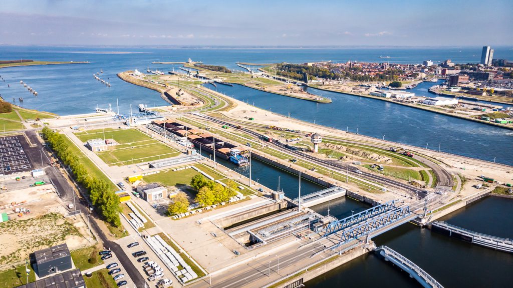 Door de aanleg van de nieuwe zeesluis wordt de Middenkolk van sluis Terneuzen per 1/10 gestremd. Dankzij sterke lobby heeft <a href="/BLN_tweets/">BLN_tweets</a> de stremming vier jaar kunnen uitstellen en blijft de schutcapaciteit voor de #binnenvaart ruimer dan destijds voorzien nieuws.bln.nl