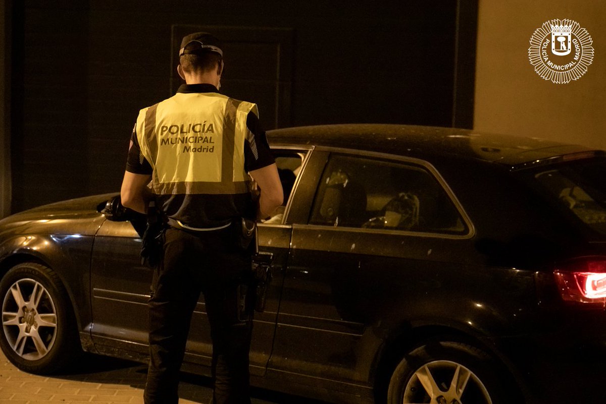 policiademadrid's tweet photo. Agentes de #SanBlas incautan un carnet de conducir falso a una conductora privándole del derecho a conducir de forma cautelar, tras intentar eludir un control de vehículos dando marcha atrás y entrando en dirección prohibida en una gasolinera próxima al mismo.
#PMM
#UICJ https://t.co/7fx0cdso2w