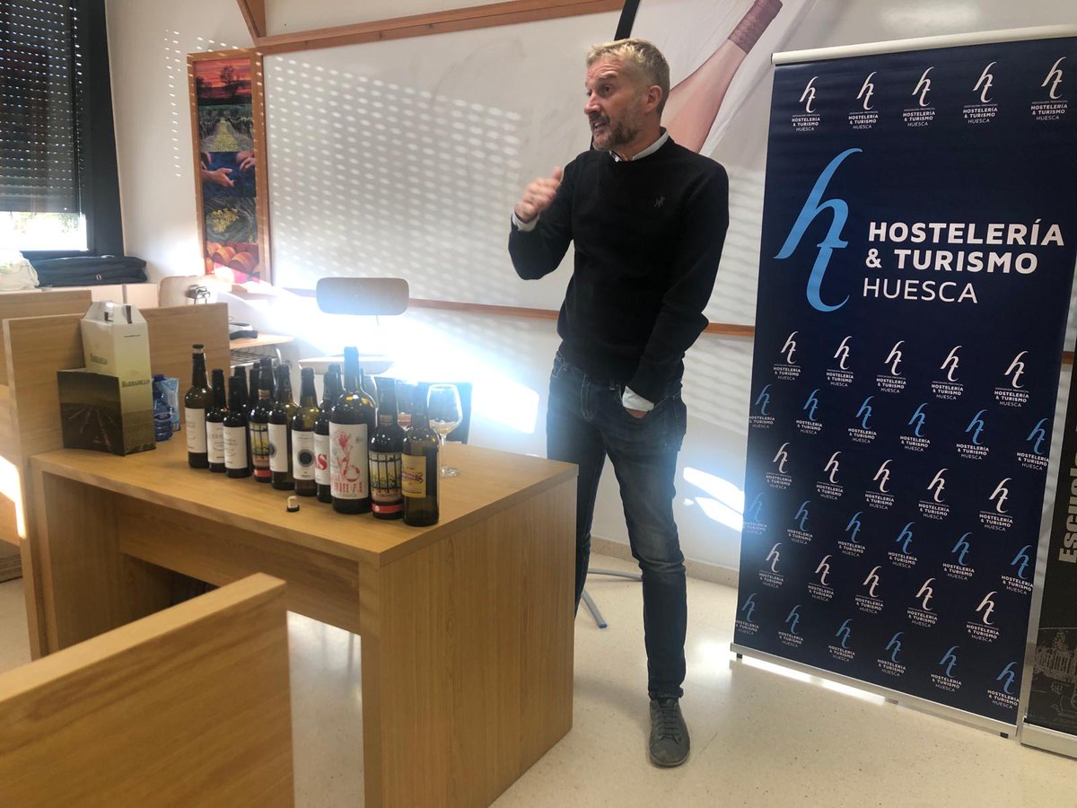 😊 Saboreando todavía el taller de gastronomía del pasado lunes con Armando Guerra, <a href="/barbadillo/">Bodegas Barbadillo</a>  <a href="/BodegaPirineos/">Bodega Pirineos</a>. Espumosos, blancos, manzanillas, vinos viejos, rarezas... ¡que bien lo pasamos y que ganas teníamos de volver a veros! 🤗 
Brindamos para que esto continúe. ¡Salud!🍷