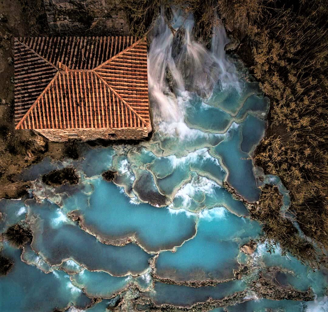 fieggentrio's tweet photo. Cascate del Mulino – Italië https://t.co/UB8SXW61CF

Deze bron is beroemd doordat het warme water via allerlei kleine watervallen naar beneden stroomt, waarna natuurlijke ...

#CascateDelMulino #Italie #Italy #warmwaterbron #hotspring #primaveracalurosa #sourcechaude #HeißeQuelle https://t.co/CjgSfs3my3