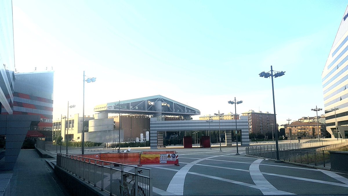 Si può dire, con gentilezza, che questa piazza è un occasione sprecata? O, senza gentilezza, che un bambino di 5 anni l'avrebbe fatta meglio? Come rimediare? #green #greencity <a href="/comunemilano/">Comune di Milano</a> <a href="/Milanodavedere/">Milano da vedere</a> <a href="/acmilan/">AC Milan</a> @LG_Italia <a href="/milanocortina26/">Milano Cortina 2026</a> <a href="/secolourbano/">Giacomo Biraghi</a>