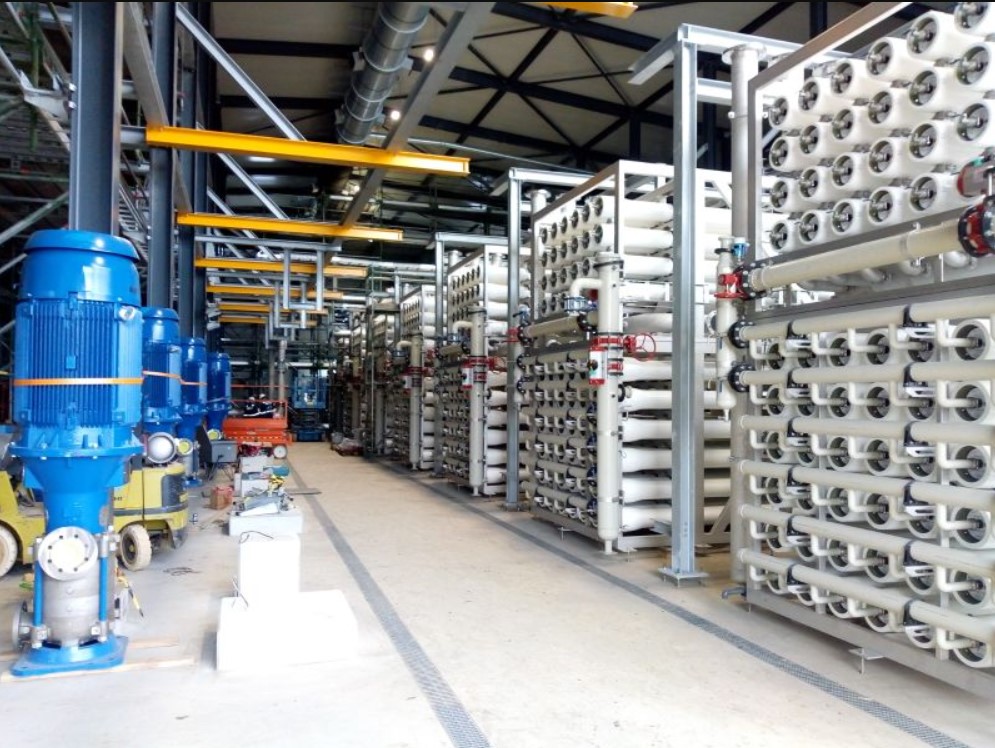 1600 m³, ofwel een zwembad van 4 meter diep, 8 meter breed en 50 meter lang.💦 Zoveel demiwater wordt bij BASF Antwerpen per uur op piekmomenten gebruikt. Om de levering hiervan te kunnen garanderen, vervangen we, samen met BASF, de oude installatie door een gloednieuwe plant.