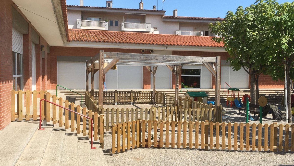 Parks3000com's tweet image. #tancaments de #fusta per a dividir #patis d'escola i llar d'infants.
.
.
.
#tanquesdefusta #tanques #jardins #llarinfants #escola #escoles