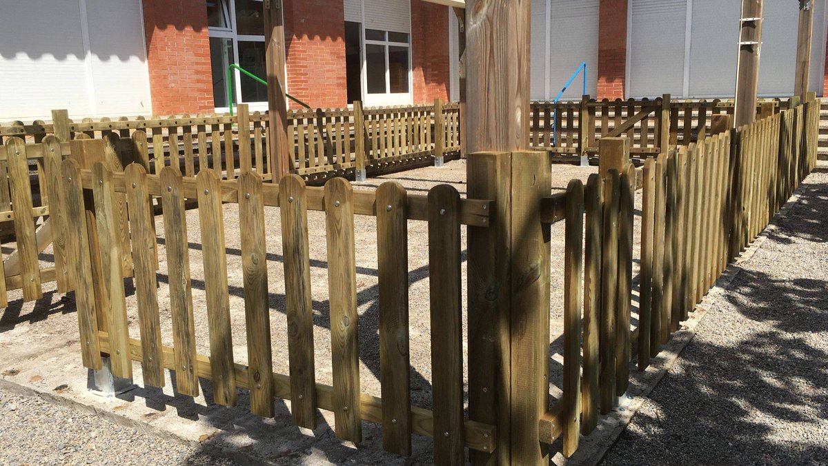 Parks3000com's tweet image. #tancaments de #fusta per a dividir #patis d'escola i llar d'infants.
.
.
.
#tanquesdefusta #tanques #jardins #llarinfants #escola #escoles