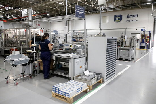 Simon (<a href="/SimonElectricES/">Simon</a>) inverteix 15 milions d'euros (MEUR) a Olot, on serà referent mundial del grup. El fabricant de material elèctric i sistemes d'il·luminació, preveu créixer un 18%, facturar 295 MEUR i situar-se a nivells prepandèmia naciodigital.cat/garrotxa/notic…