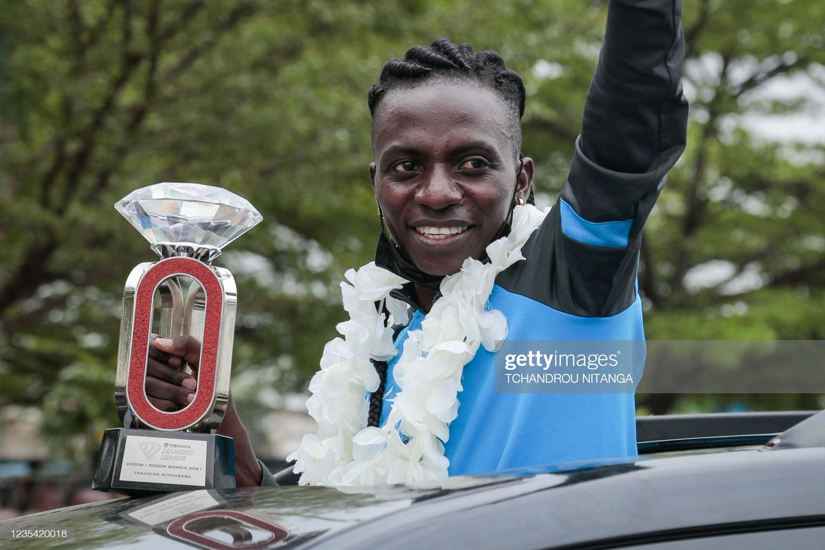Nitchandrou's tweet photo. Burundian athlete @FrancineNiyons4 who set new world record of womens 2000m with 5:21:56 reacts to people from a car in Bujumbura, Burundi, on September 22, 2021. https://t.co/Lbegt1wYao