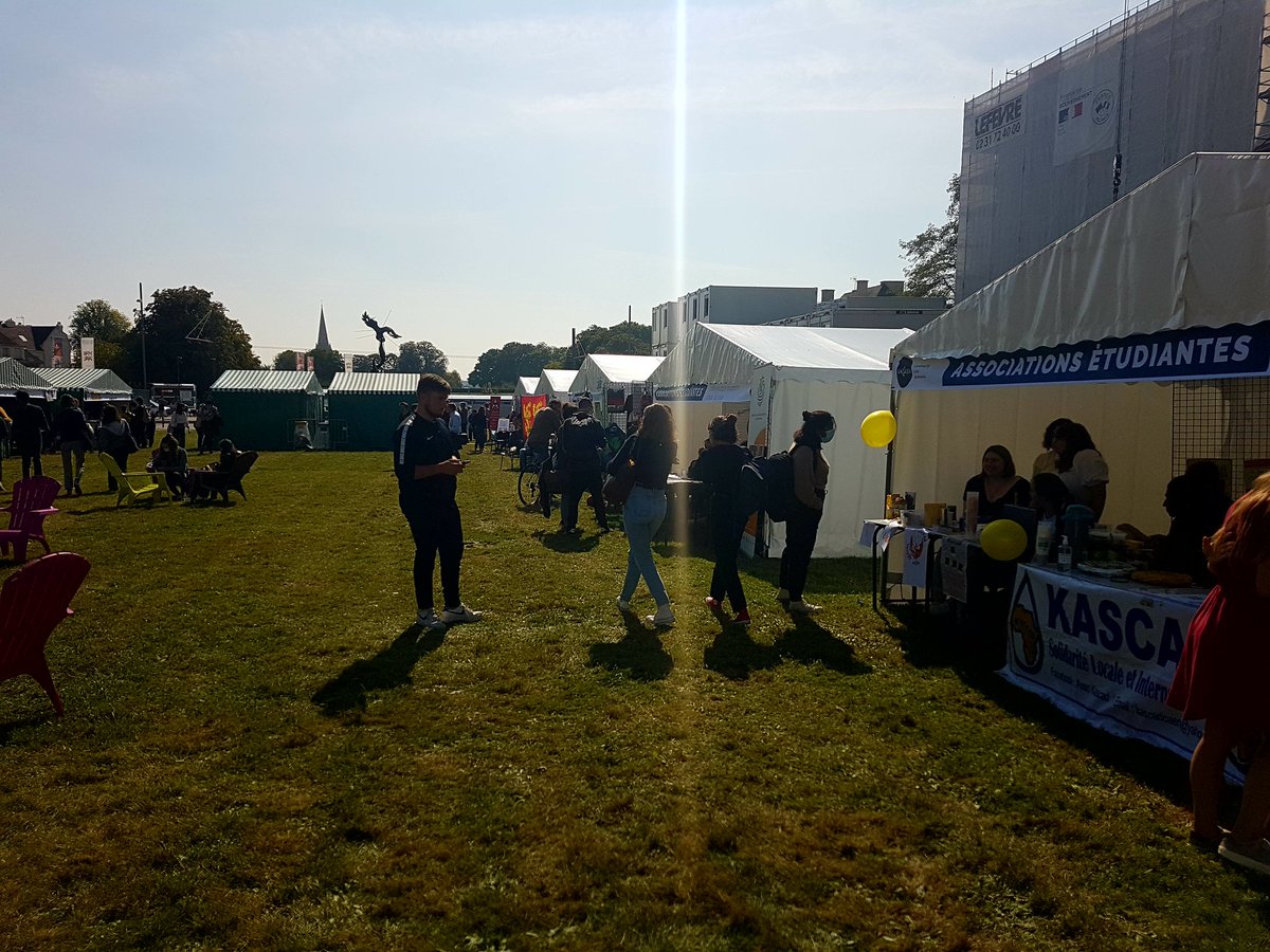 ArthurLeCoz's tweet photo. Quel plaisir de pouvoir accueillir les étudiants sur les campus avec le soleil : Services #unicaen, associations étudiantes, partenaires culturels, de #santé et du #DeveloppementDurable... Bon retour / bienvenue à l'@Universite_Caen ! https://t.co/OWy9M9KvZs