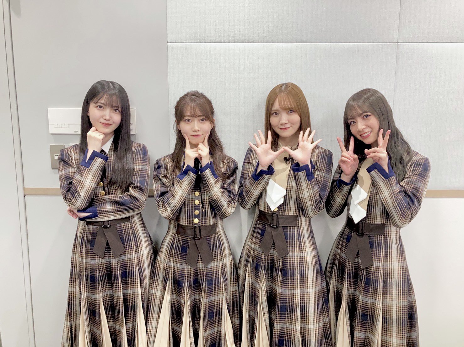 乃木坂46 このあと21 00頃から ニコニコ生放送 生のアイドルが好き 生ドル にmcに 田村真佑 矢久保美緒 本日のゲストに 北野日奈子 久保史緒里 が出演します さてこの4枚の違いはなんでしょうか ぜひご覧ください 乃木坂46 T Co