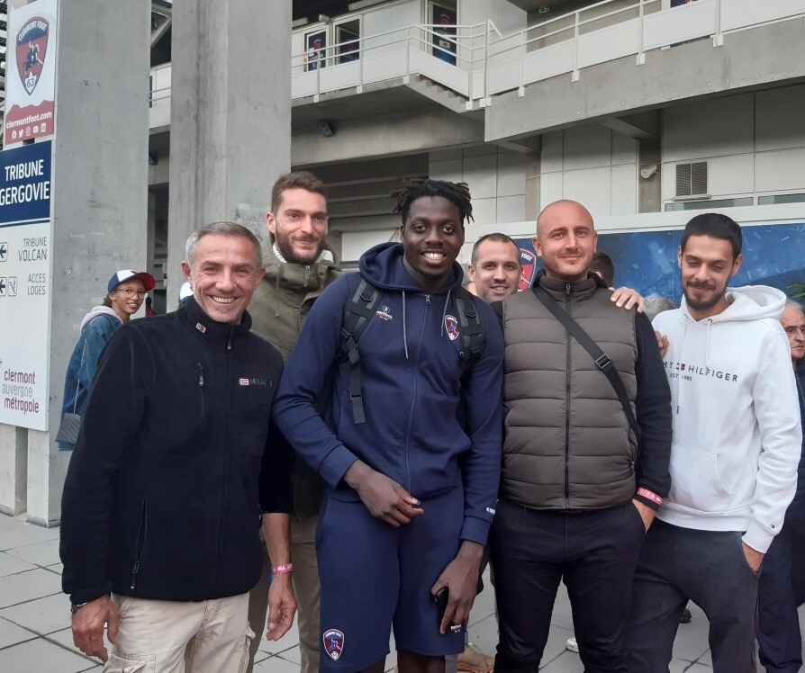 EurolamC's tweet photo. [Actualité]
Match Clermont foot – Brest (1-1) le 19/09/2021.
Le football rassemble et c’est également pour nous une opportunité de renforcer notre cohésion d’équipe !
Nous sommes fiers de soutenir le Clermont Foot qui s’est propulsé cette année en ligue 1. 
#clermontfoot #Bayo https://t.co/0JBVdfYPQj