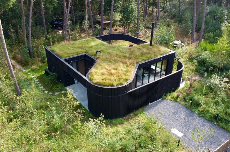 Origineel overnachten in een Architectonische Bosvilla met hottub. One-of-a-kind luxe Boshuis met uitgesproken architectuur, zonder compromissen gebouwd in privé bos van 2.800 m2 in de Belgische Kempen. Bekijk de foto's via: bit.ly/architectonisc… #origineelovernachten