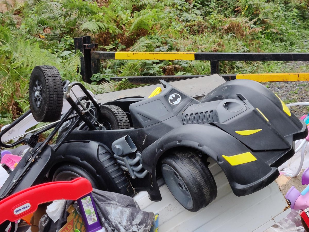 meathcoco's tweet photo. If you are doing up your playroom, please take your kids’ toys to the recycling centre and don’t dump them in their recreational spaces. These items were dumped at the entrance to the forest in Ballivor.

#StopIllegalDumping
#notinournature https://t.co/BcJFIlStRp