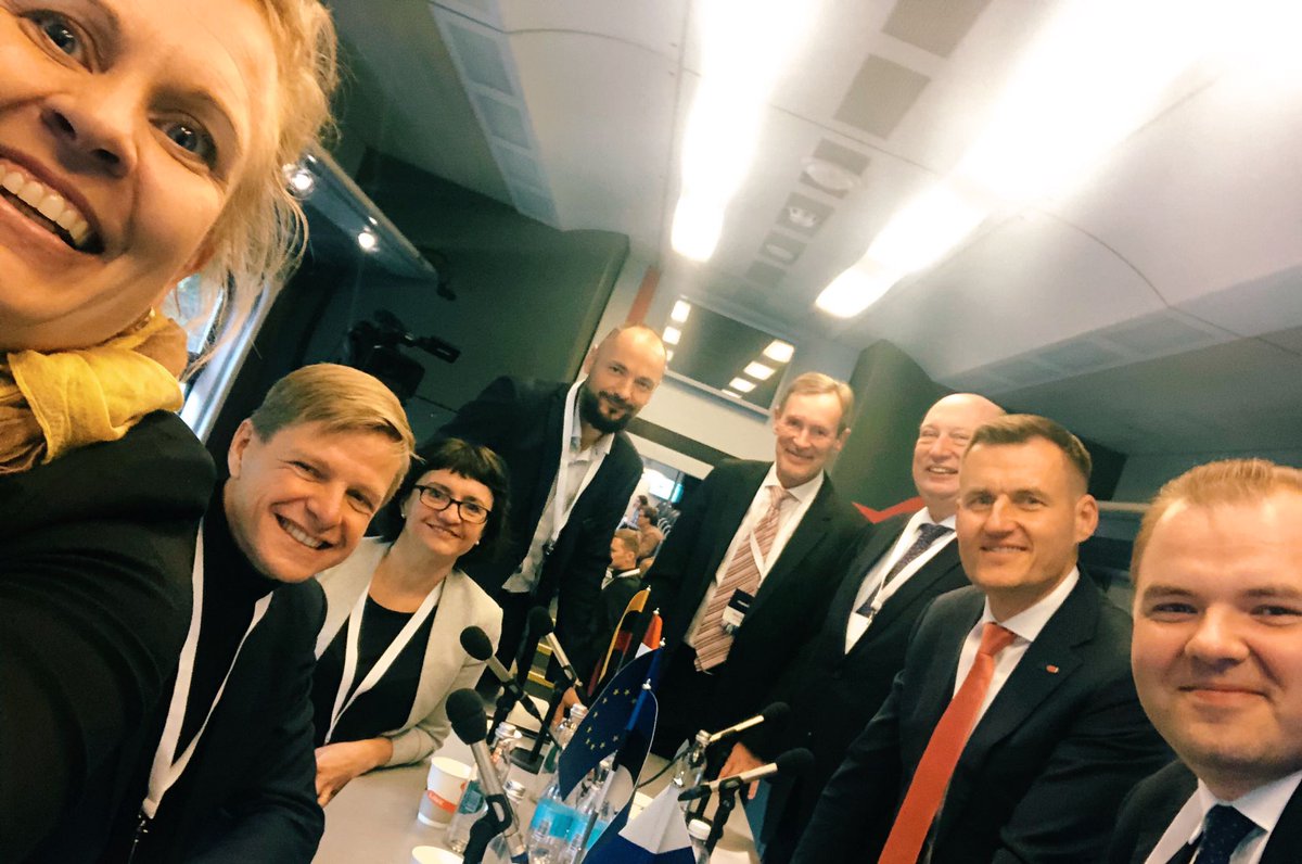 Itäisen Euroopan avautuminen osui oman aikuisuuden kynnykselle ja vaikutti vahvasti. Olinkin otettu saadessani edustaa Suomea #connectingeurope Express -junassa, joka ensi kertaa 30:een vuoteen matkasi halki koko Baltian. Puheenvuoroni pääajatukset facebook.com/pilvitorsti/po…