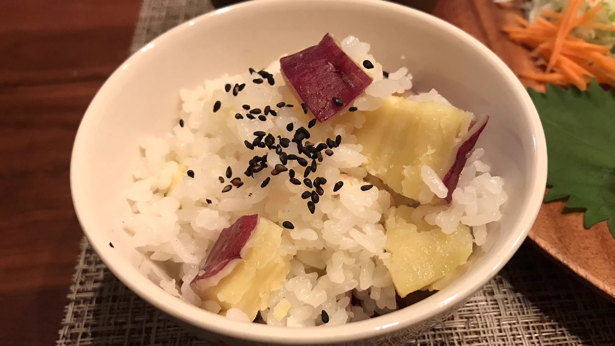 さつまいもが美味しい今の時期にぴったりそう！とっても美味しそうな「芋ごはん」のレシピ！