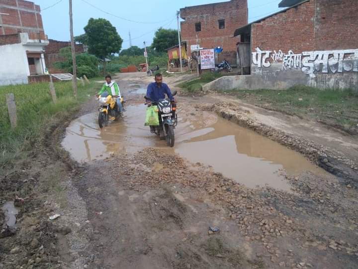 samraatAk's tweet photo. @myogiadityanath माननीय सीएम योगी आदित्यनाथ महराज जी 
ये प्रयागराज सोरांव के होलागढ़ ब्लाॅक के छेत्रिय इलाका दहियावा से सकरदहा तक का रास्ता है जो कि बहुत ही खराब है आपसे सविनय निवेदन है कृपया इसे बनवाने की कृपा करें ! धन्यवाद https://t.co/kTue6Crl3N