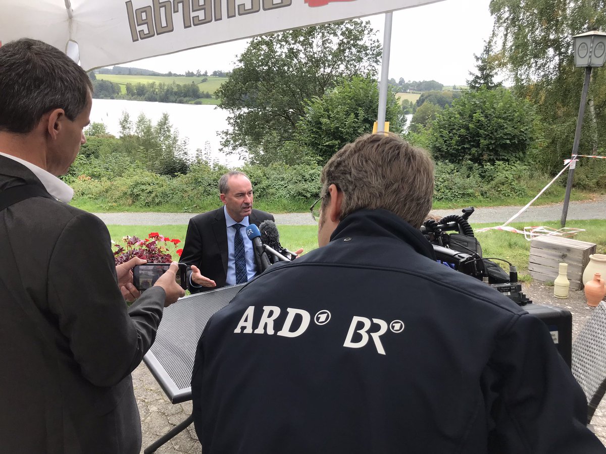 #GesundheitsMinisterKonferenz 
Dass es keine Lohnfortzahlung für Ungeimpfte geben soll, ist ein großer Fehler, sagt <a href="/HubertAiwanger/">Hubert Aiwanger</a> <a href="/BR24/">BR24</a> @ARD_Presse! Appell an Bund, weiterzuzahlen! 
„Politik muss zusammenführen, muss zum Testen weiter animieren!“ #Corona #Aiwanger #Btw #Berlin