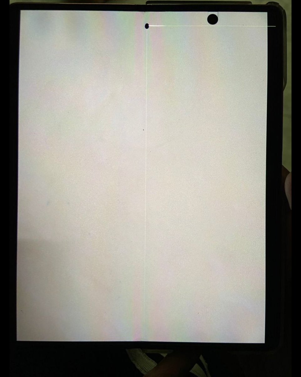 10_saquib's tweet photo. My #galaxyfold2 which is the warrenty 
Start showing inner display issue without liquid,accidental damage nor fallen from anywhere 100% zero damage as checked by authorised centre @SamsungIndia
As they can't find anything service centre of v.parle irla started making excuses(1/2) https://t.co/Dvf2IhTkc8