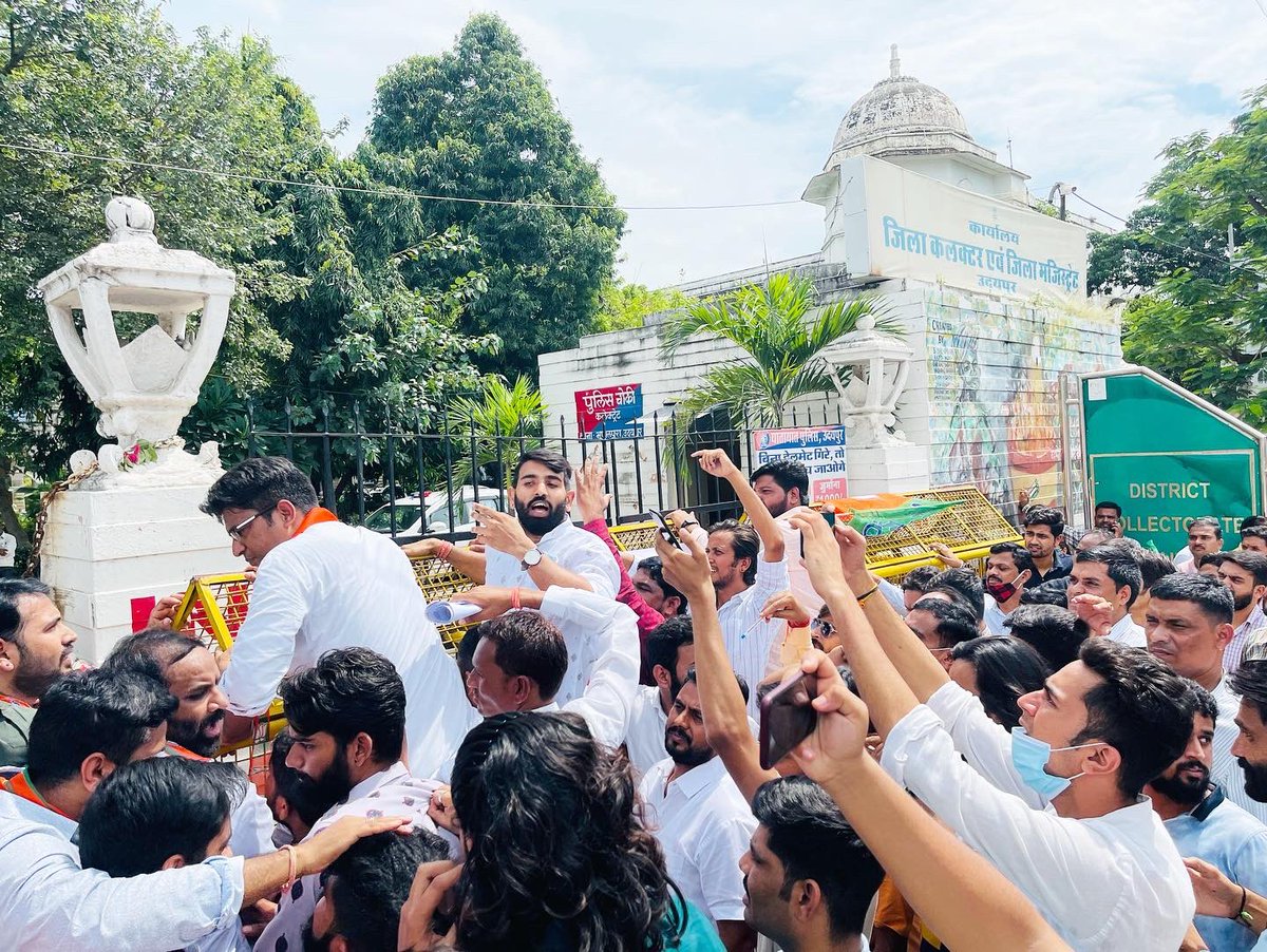 NRS_Rathore's tweet photo. आज दिनांक 22/09/21 को राजस्थान सरकार द्वारा बाल विवाह रजिस्ट्रेशन के काले कानून को मंजुरी एवं बिल पास करने के विरोध मे उदयपुर ज़िला कलेक्ट्री पर भाजयुमो प्रदेशाध्यक्ष हिमांशु जी शर्मा के नेतृत्व में धरना प्रदर्शन किया गया ।
@HimanshuSBJYM @BJYMinRaj 
#JanVirodhiCongress https://t.co/x134tdOShZ