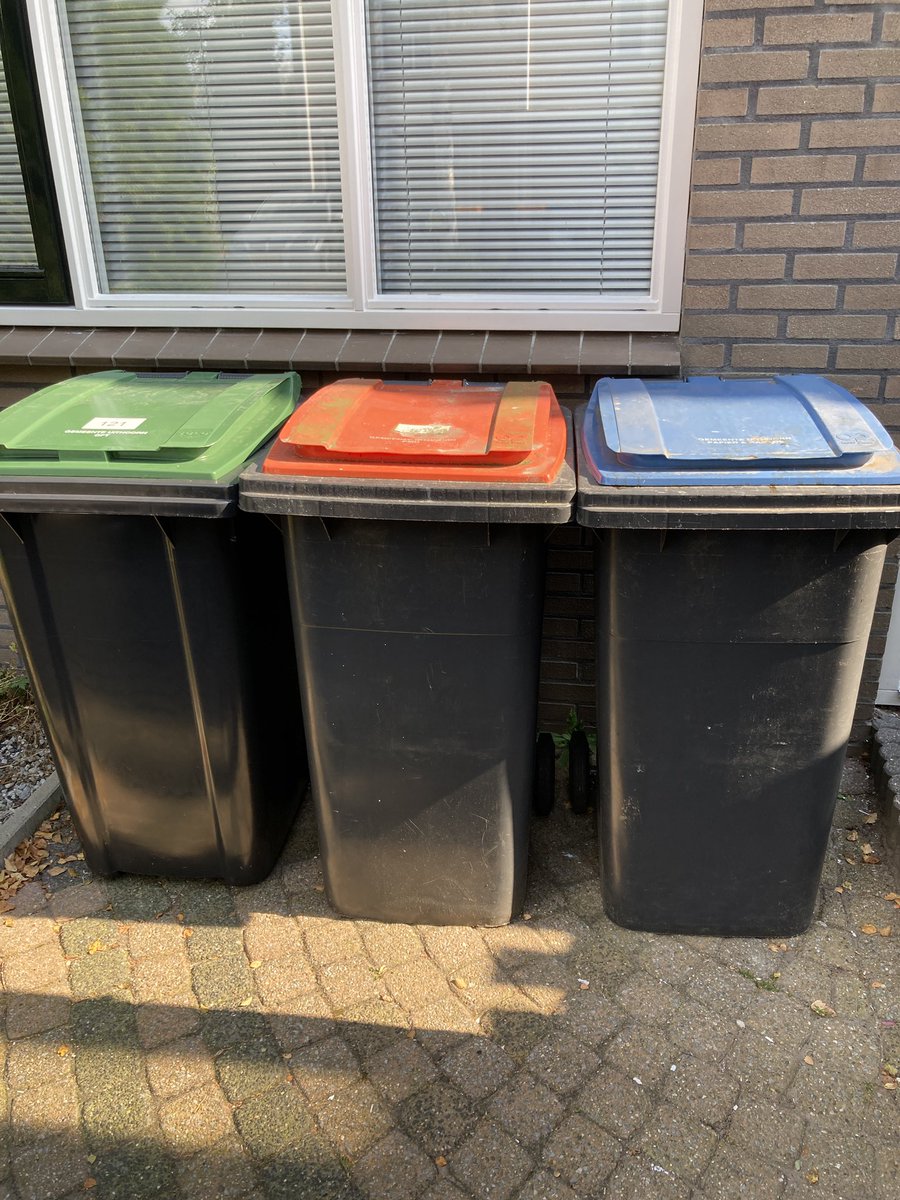 pcb1970pcb's tweet photo. @Gem_Uithoorn wat moet je als 1 persoonshuishouden nu met 3 grote containers? Kan dat niet anders? Het straatbeeld wordt er niet mooier op. #platicsoep https://t.co/aZ8GUctpSo