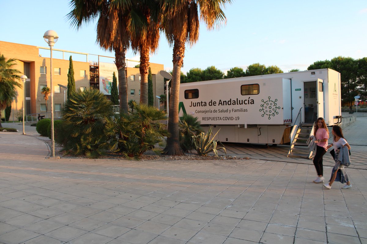 ujaen's tweet photo. ▶️El Servicio Andaluz de Salud🏥 instala dos puntos de vacunación sin cita previa en los campus📍 de la @ujaen, para facilitar y promocionar la vacunación contra la COVID-19 entre la comunidad universitaria.
Toda la ℹ️👉 https://t.co/j4WbuTWxAX #UJAResponsable #UJAInstitucional https://t.co/pZqrDUqc2G