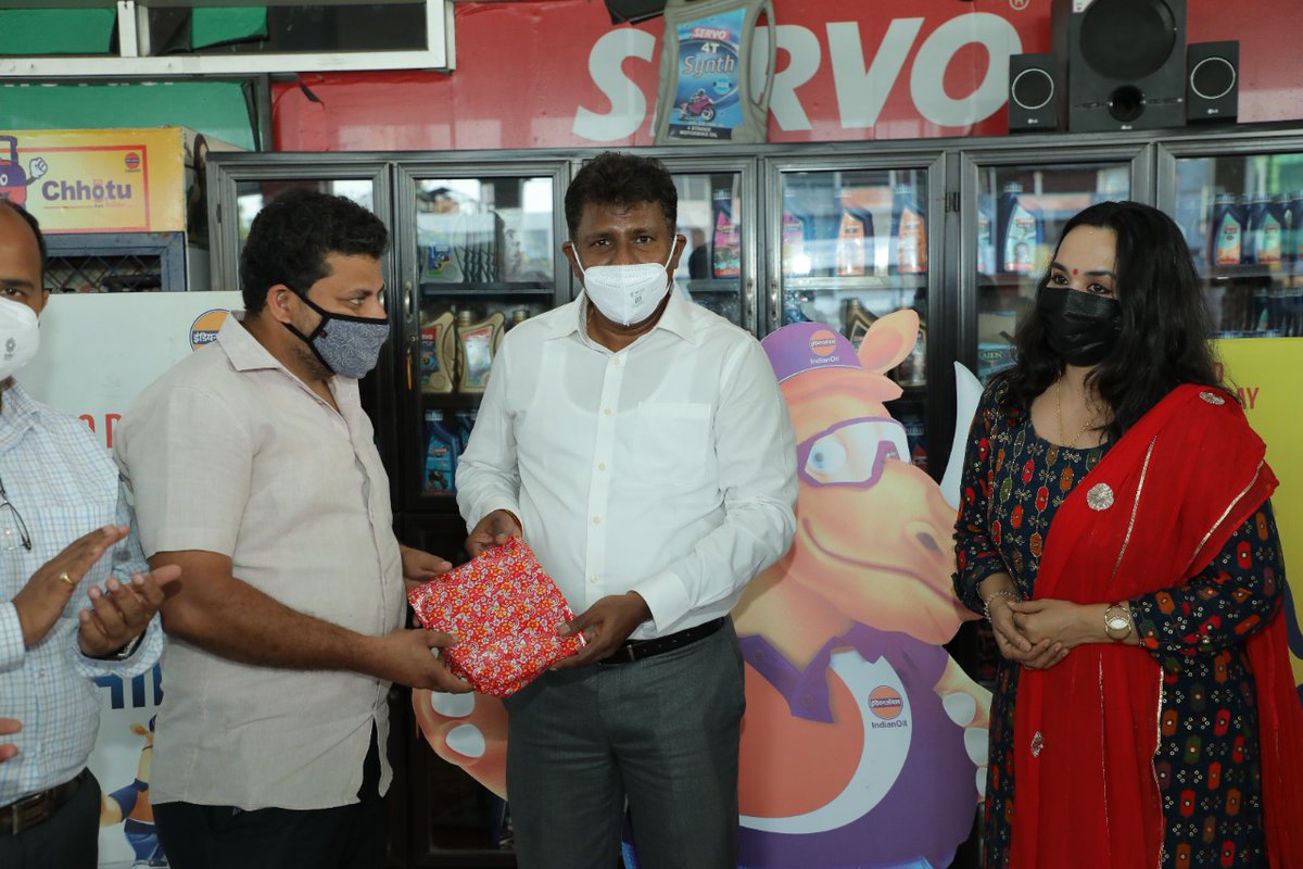 CGM &amp; SH KESO interacting with customers at our Retail Outlet on 
 #SaveTheRhino awareness. <a href="/IndianOilcl/">Indian Oil Corp Ltd</a> <a href="/ChairmanIOCL/">ChairmanIOC</a> <a href="/DirHR_iocl/">Director (HR), IndianOil</a> <a href="/DirRnD_iocl/">Director IndianOil Research & Development</a> #IndianOilRhino