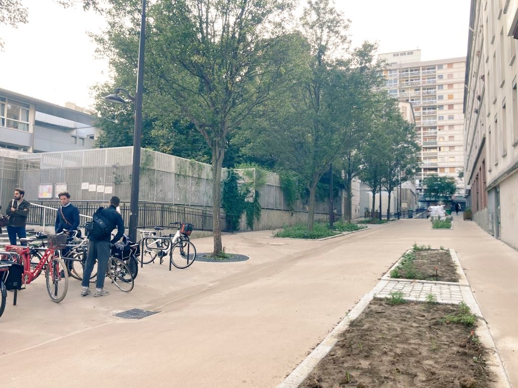 David_Belliard's tweet photo. L'école et la crèche de la cité Lepage, dans le 19e, étaient séparées par une route. Mais ça, c'était avant. Grâce au programme rues aux écoles, nous avons stoppé la circulation, fait plus de place pour les enfants, végétalisé (en cours de plantation), mis des arceaux vélo ⛹️‍♀️🌱🚴 https://t.co/fKLWPO6Ik3