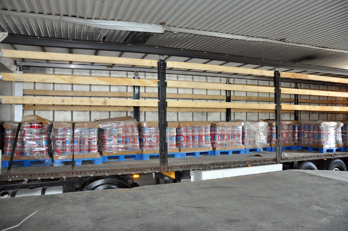 TMurshudlu's tweet photo. 20 SEP 2021 - 🇦🇿 #Azerbaijan-i #customs 🛃 seized a record amount of heroin at #Bilasuvar checkpoint on the country's border with #Iran 🇮🇷.
Packages containing 527.6 kg of liquid heroin in 105 metal cans in a truck en-route from Iran to Latvia 🇱🇻
@AzGomruk https://t.co/b1UhvEWV5t