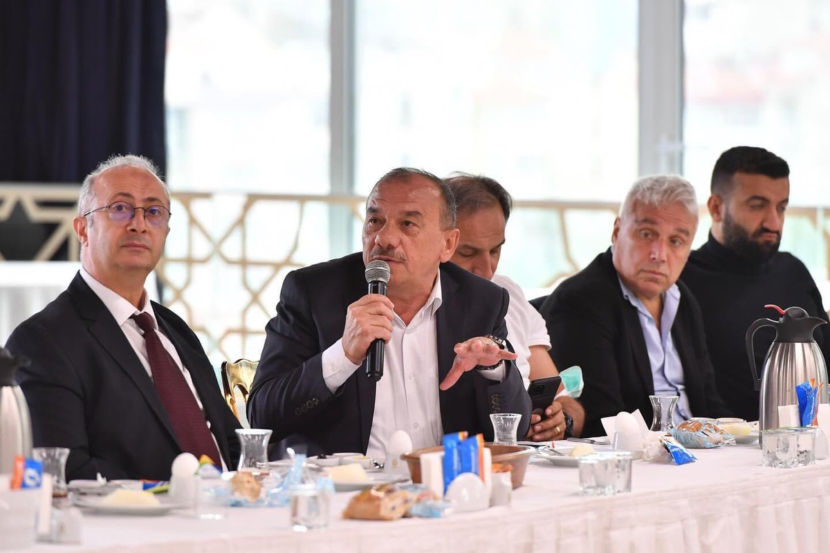 Erdem3458's tweet photo. Üsküdar Belediye Başkanımız sayın Hilmi Türkmen kulüp yöneticileriyle istişare ve değerlendirme toplantısında Yavuztürk kulübü olarak söz alıp talebimizi ilettik. Başkanımızın ilgi alakasına teşekkür eder çalışmalarında başarılar dileriz. https://t.co/qki61oW8Cm