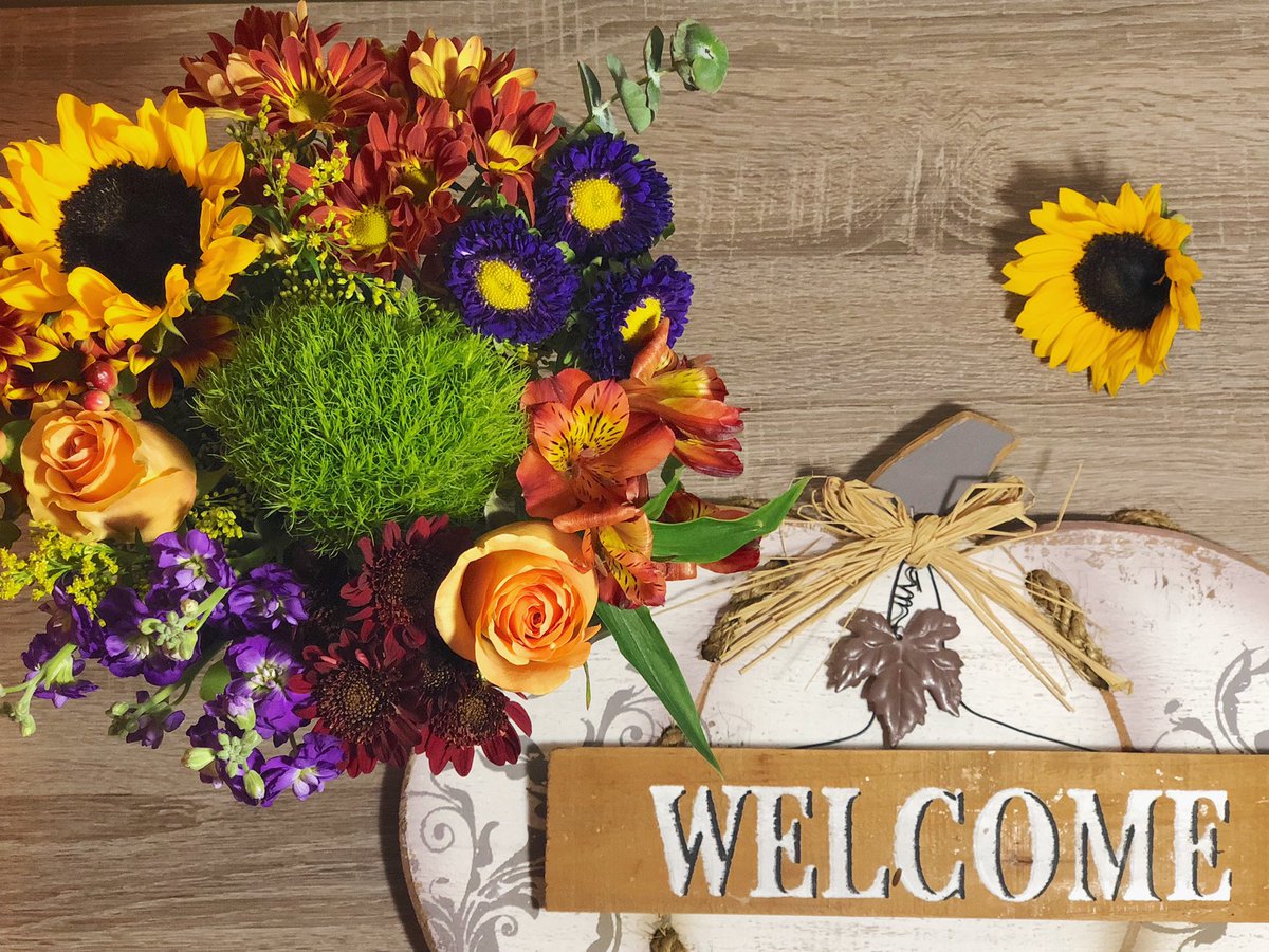 designrschoice's tweet photo. Welcoming in Fall 🍁🌻 
#FirstDayofFall #Flowers #bouquet #fall #floral https://t.co/n4WacZxmpB