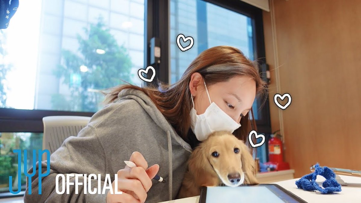 allkpop's tweet photo. TWICE's Nayeon reveals behind the scenes of her 'NAYEON-log' series with Jungyeon
https://t.co/55MnQREi4b https://t.co/VKOhUlXXeL