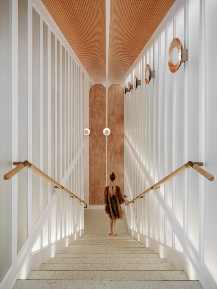 Restaurante John Anthony, Hong Kong --> explorando la fusión de estilos arquitectónicos y materialidad entre Oriente y Occidente y la borrosa arquitectura colonial con detalles orientales.

#Linehouse #JonathanLeijonhufvud #restaurante #diseñointeriores #themastermakers