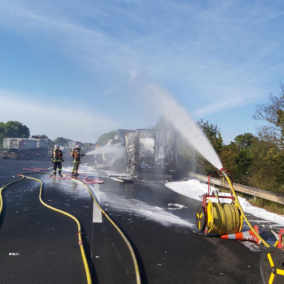 PompiersHerault's tweet photo. #FlashInfo3||En complément des précédents #Tweet les #SapeursPompiers de l'#Hérault terminent la phase d'extinction du feu Circulation actuellement rétablie sur la totalité des voies dans le sens Narbonne/Montpellier et sur 1 voie dans le sens Montpellier/Narbonne #InfoFlash https://t.co/aaQTtVeHqt
