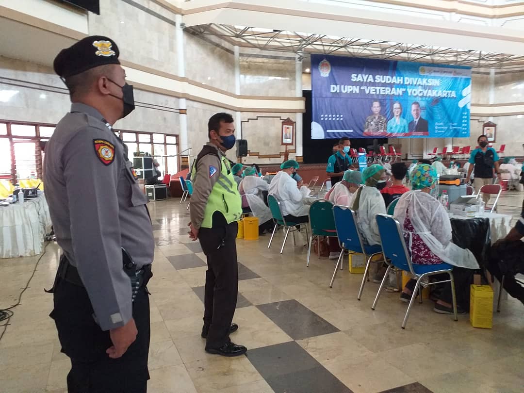 Kapolsek Depok Timur Kompol Suhadi, S.H.M.H bersama personil  gabungan fungsi melakukan pengamanan kegiatan vaksinasi massal di Auditorium kampus UPN Veteran Yogyakarta yang diselenggarakan oleh IKADIN dan DinKes Propinsi DIY dengan sasaran karyawan industri dan pelaku UMKM.