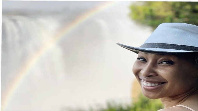 ChronicleZim's tweet photo. She posted pictures of her vacation & captioned them: Skin, rainbow smiles & joy… kissed by my angels. #simplylive #simplylove #simplyenhle🎓🌺🍭 #SINGLE #EmpressEnhle #Dontgochasingwaterfallisten https://t.co/dzozhVKwYu