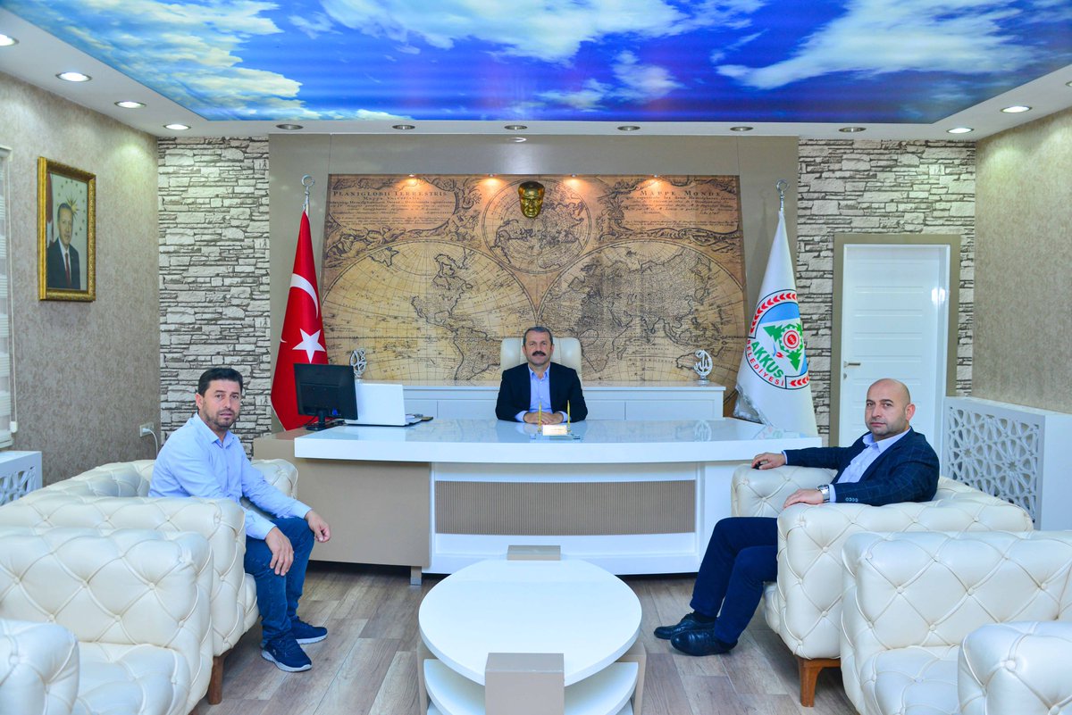 isademirci5's tweet photo. Akpınar Mahallemize Hayırlı Olsun
Gençlerimizin ve çocuklarımızın sportif faaliyetlerine katkı sunmak amacıyla Gençlik ve Spor Bakanlığımızın desteğiyle Akpınar mahallemize kazandıracağımız kapalı halı sahanın sözleşmesini yüklenici firma ile imzaladık. https://t.co/8mmz9eyeDV
