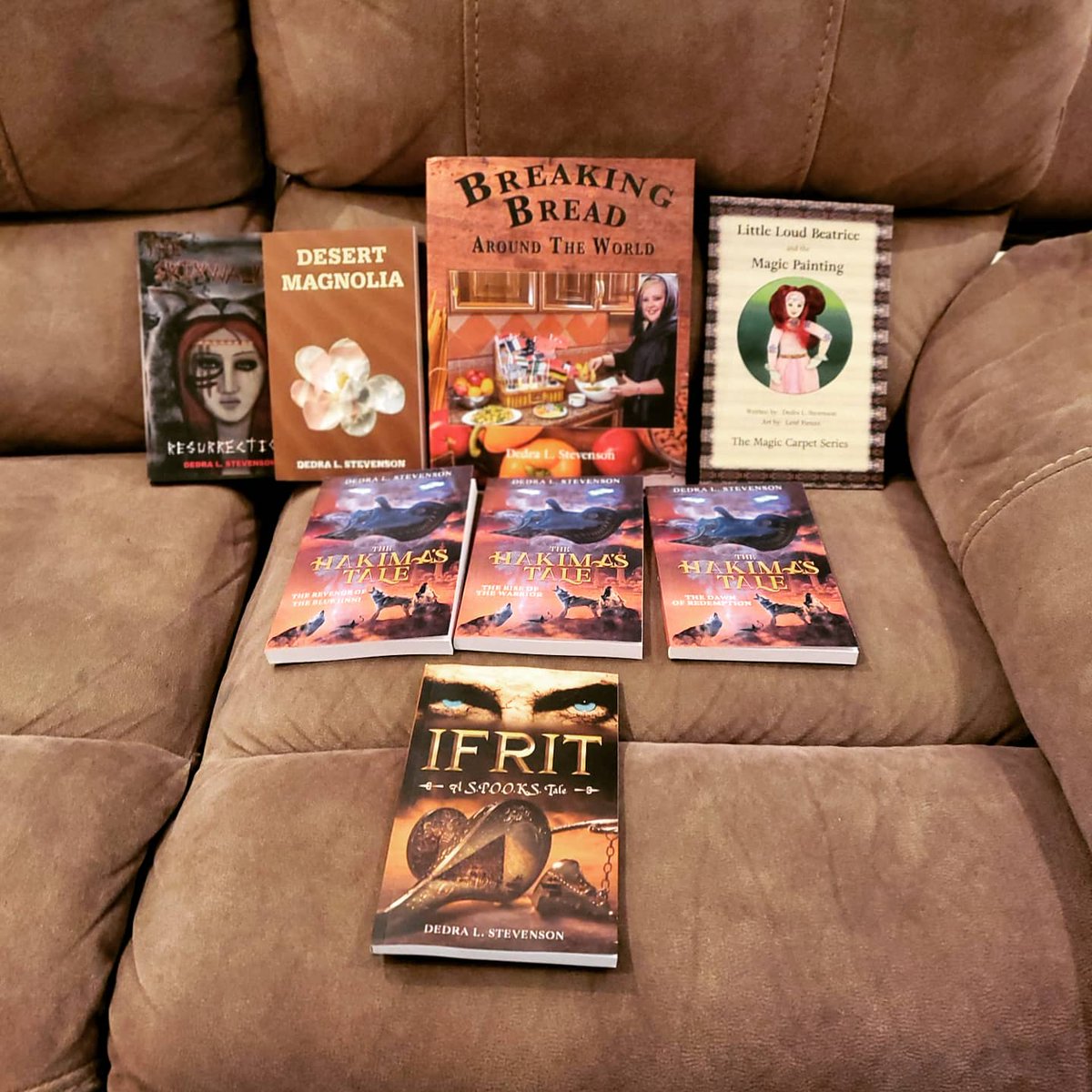 HakimasTale's tweet photo. My new book has officially joined its family. My body of work, all together ❤ #proudauthor #authorlife #novella #fiction #fantasyfiction #uaeauthor #uaewriter #jinn #jinnie #genie #monsterhunter
https://t.co/1TYwstXsCH https://t.co/pwbAo3vjC4