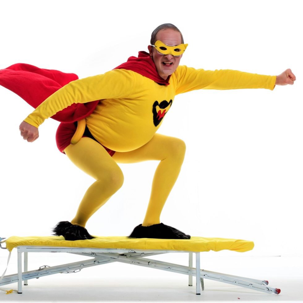 Een vrolijke familievoorstelling in de Kinderboekenweek: Meneer B. houdt heel erg van stripverhalen. Hij zou wel een superheld willen zijn, met zo’n stoer pak en rode zwembroek. 
Theater ‘t Web: 9 oktober 15:00 uur en <a href="/CulturAenZo/">CulturAenZo</a> 16 oktober 10:30 uur. Kaartverkoop via theaters.