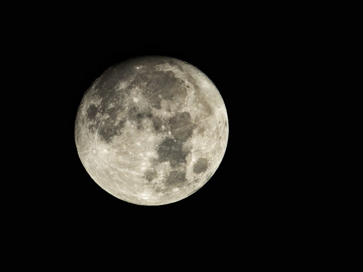 hiro_sj30's tweet photo. PENTAX A☆ 645 300mm F4 でも撮影。PENTAX Qに着けると換算1650mm。オールドレンズながらもスターレンズだけに、645ZでもQでも良い解像します。2枚目はノートリミング。
#月見 #月 #moon #中秋の名月 #PentaxQ #A645 #300mm #pentax https://t.co/Rjj3qZYtkr
