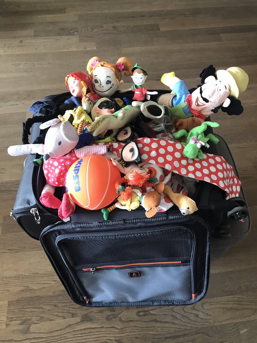 FedericaMagnano's tweet photo. Le Mary Poppins moderne vanno a scuola col trolley.
L’immaginazione, nei bambini, è parte integrante della realtà.

#classiprime https://t.co/ubx05t0pyP
