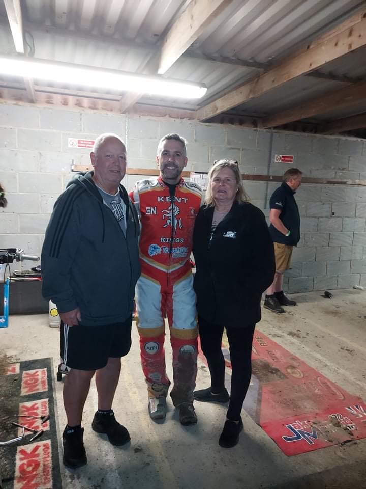 jeanettelittle1's tweet photo. @scottnicholls78  Scott is donating his point money that Sylvia does for a few lads at kent to the prostate charity tin we have a Lydd speedway ❤️❤️ https://t.co/FNphC1AR9E