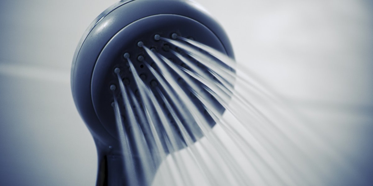 ¿Sabías que en una #ducha de 5 minutos consumimos una media de 50 litros de #agua? 😯
🌎 Por eso, es muy importante que, para cuidar de nuestro #planeta, no empleemos más #tiempo del justo y necesario en la ducha. Porque cada pequeño gesto, importa.