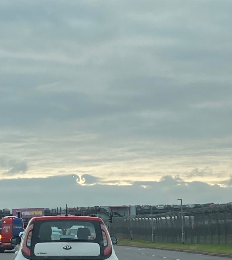 MCLAviation's tweet photo. Back in the skies! Flying at London Heathrow! John Bayley took this photo on Wednesday 15 September. You can see a nice arrival cloud evidence from a Singapore Airlines A330 @FlightGlobal  #AirTravel #McLarensAviation https://t.co/w4Nrqk5xJV